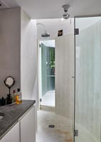 Douche dans une salle de bain moderne aux murs courbes