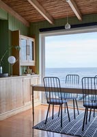 Salle à manger champêtre avec vue sur la mer