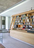 Bibliothèque contemporaine avec échelle coulissante sur bibliothèque