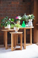 Nid de tables en bois avec plantes d'intérieur en pot