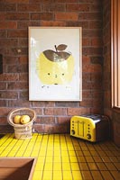 Carrelage jaune sur le plan de travail de la cuisine moderne
