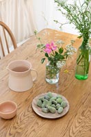 Amandes fraîches sur table à manger en bois avec arrangements de fleurs sauvages