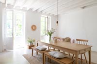 Salle à manger de campagne blanche avec mobilier en bois