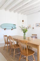 Planche de surf mural bleu sur mur de salle à manger blanc