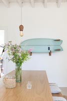 Planche de surf mural bleu sur mur de salle à manger country blanc
