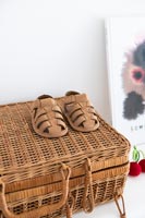 Petites sandales pour enfants sur le panier