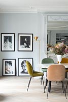 Photographies en noir et blanc encadrées dans la salle à manger avec des meubles vintage