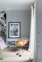 Chaise rose moderne dans la chambre avec parquet