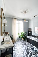 Salle de bain avec sol à motifs noir et blanc