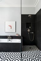Salle de bain moderne en noir et blanc