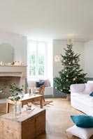Salon moderne avec des éléments d'époque décorés pour Noël