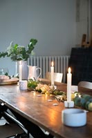 Bougies et décorations de Noël sur table de Noël