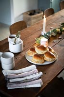 Petits pains sur table à manger en bois décoré pour Noël