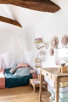 Chambre pour enfants avec plafond voûté et auvent sur lit