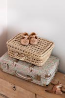Détail, bébé, chaussures, minuscule, valise