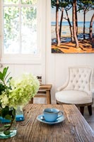 Tasse et soucoupe table basse en bois avec peinture colorée sur mur