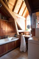 Salle de bain rustique en bois