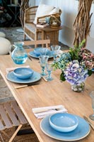 Vaisselle bleue sur table à manger extérieure