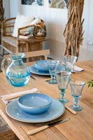 Vaisselle bleue et verrerie sur table à manger d'extérieur