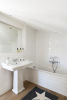 Salle de bain blanche moderne