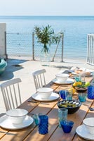 Coin repas extérieur avec vue sur la plage et la mer
