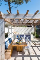 Pergola en bois sur salle à manger et cuisine en plein air sur terrasse