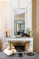 Grand miroir sur une cheminée classique