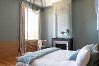 Chambre moderne peinte en bleu aqua avec éléments d'époque
