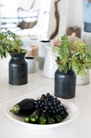 Raisins noirs et aubergines sur plaque blanche dans la cuisine moderne