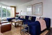 Canapé d'angle bleu dans le salon moderne