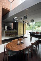 Salle à manger en contrebas moderne avec vue sur la cuisine