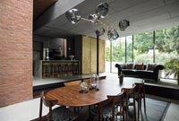 Salle à manger en contrebas moderne avec vue sur la cuisine