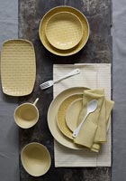 Vue aérienne de la table à manger avec de la vaisselle jaune