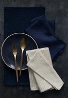 Serviettes et vaisselle bleu foncé et or