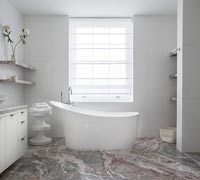 Bain autoportant dans la salle de bain moderne avec sol en marbre