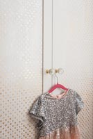 Robe d'enfant sur les portes de l'armoire scintillante