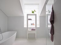 Salle de bain moderne blanche avec accessoires violets
