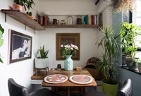Petite salle à manger avec table pliante et plantes d'intérieur