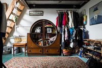 Armoire vintage dans dressing sous lit mezzanine