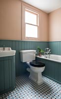 Salle de bain lambrissée en bois peint bleu