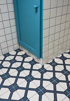 Carrelage à motifs bleu foncé et blanc dans la salle de bain