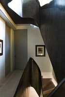 Courbure noire incurvée autour d'un escalier moderne