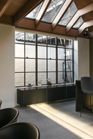 Buffet dans une grande fenêtre de cuisine-salle à manger industrielle moderne