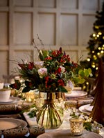 Arrangement de fleurs sur la table à manger décorée pour Noël