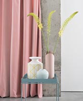 Collection de vases sur table d'appoint aux couleurs pastel