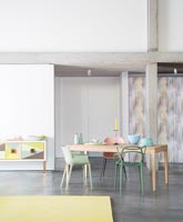 Salle à manger moderne avec mobilier pastel