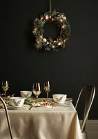 Salle à manger noire et dorée à Noël