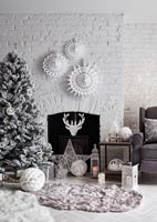 Salon peint en blanc à Noël