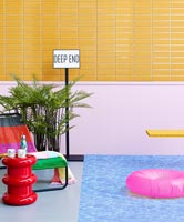 Salon moderne coloré avec tapis à motifs d'eau excentrique