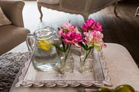 Fleurs, vases, cruche, eau, plateau